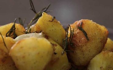 Fırında Biberiyeli ve Sarımsaklı Patates Tarifi