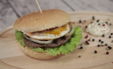 Uzman Kasap Hamburger Köftesi ile Yumurtalı Hamburger Tarifi