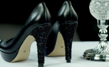 Tek Dokunuşla Havası Değişen Siyah Topuklu Ayakkabı Süslemesi Nasıl Yapılır?