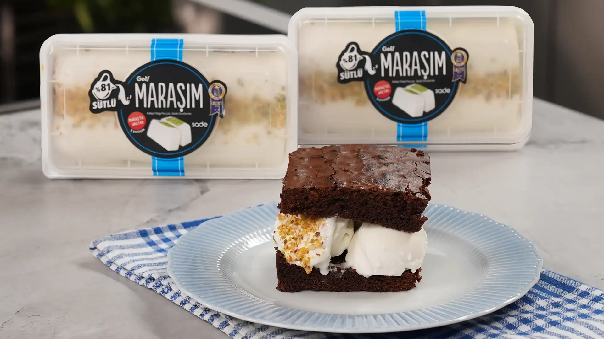 Yaz Sıcağında Buz Gibi Bir Sürpriz: Dondurmalı Brownie Sandviç