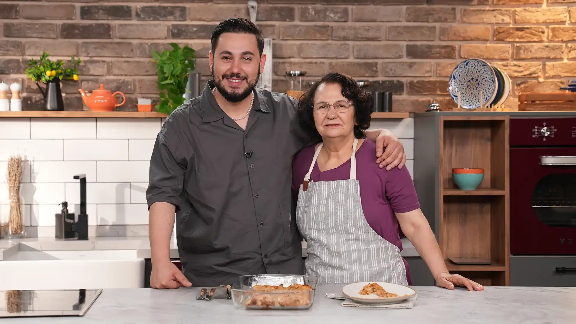 Kıvanç Karadeniz ve Annesinden Karamelize Soğanlı Börek Tarifi