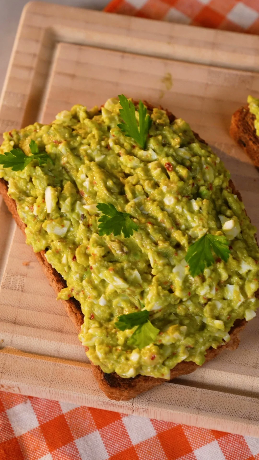 Ramazan’da Sahurda Tok Kalmanızı Sağlayacak Yumurtalı Avokadolu Kızarmış Ekmek Tarifi