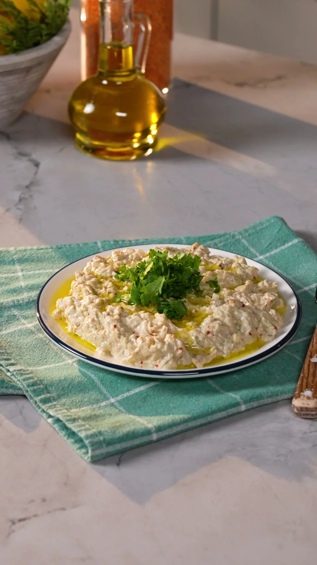 Tahinli Patlıcan Salatası Tarifi: Közlenmiş Patlıcanın En Lezzetli Hali!