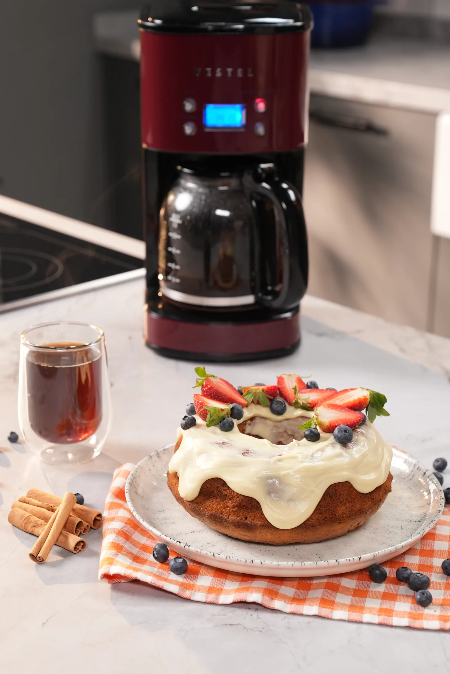 Beyaz Çikolatalı Soslu Tarçınlı Havuçlu Kek Tarifi – Filtre Kahve Yanında Mükemmel Lezzet