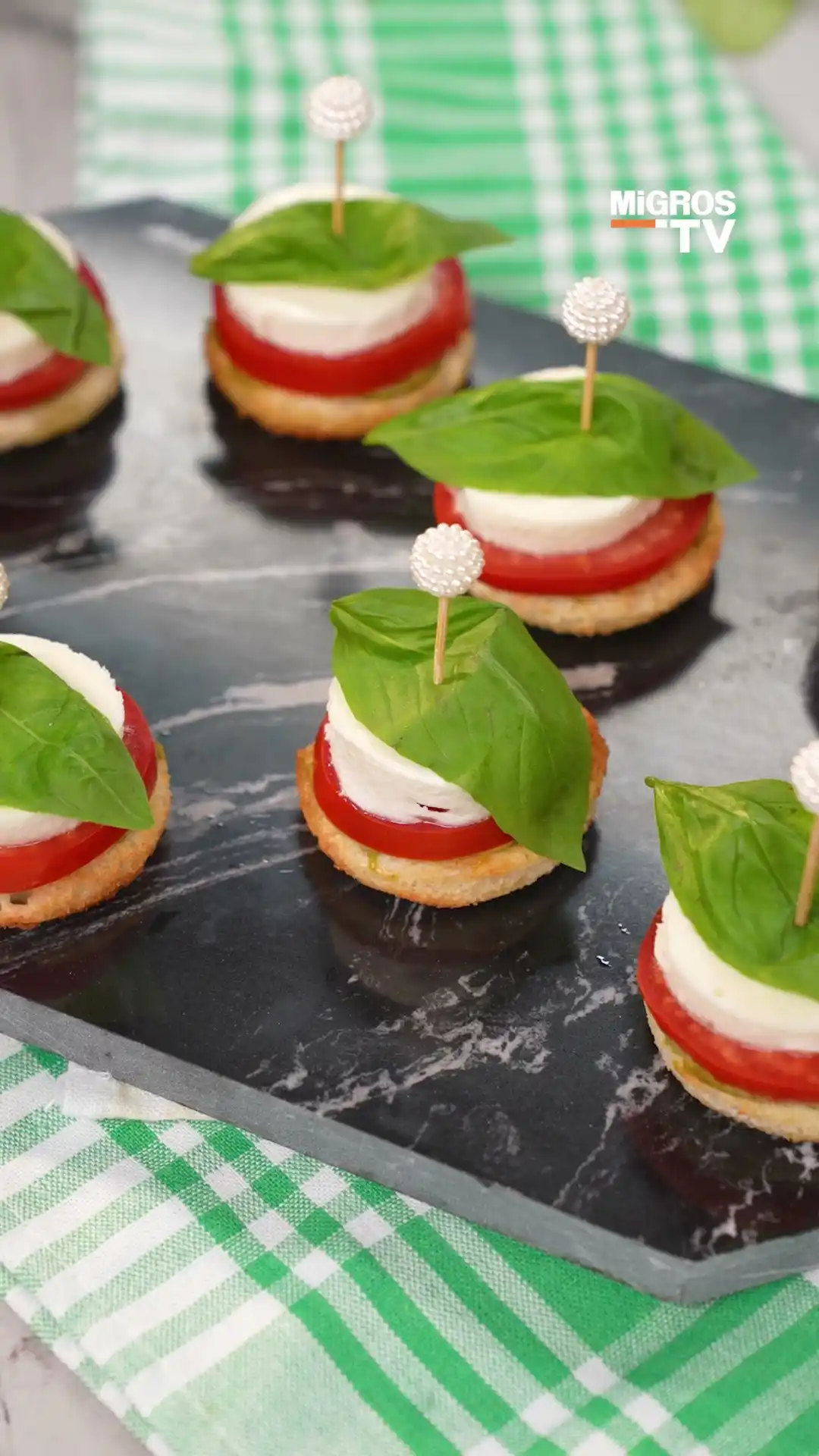 Domatesli Mozzarella Kuleleri | En Şık Kahvaltılık ve Atıştırmalık Tarifi