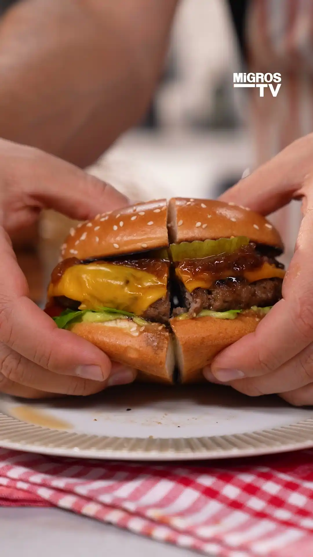 Jalapeno Cheddar Burger Tarifi | Bu Lezzeti Mutlaka Deneyin!