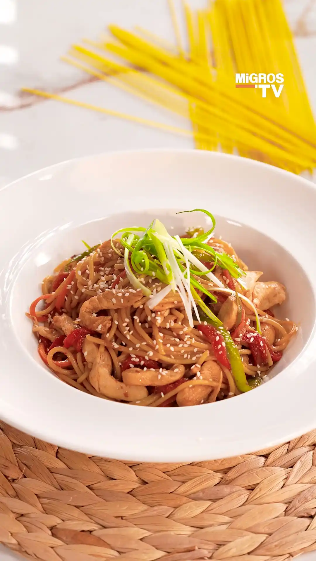 Soya Soslu Tavuklu Spagetti: Pratik ve Efsane Lezzet!