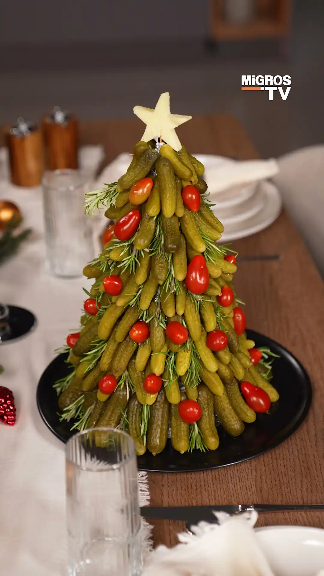 Yılbaşı Sofrasının En Eğlenceli Fikri! Turşudan Çam Ağacı
