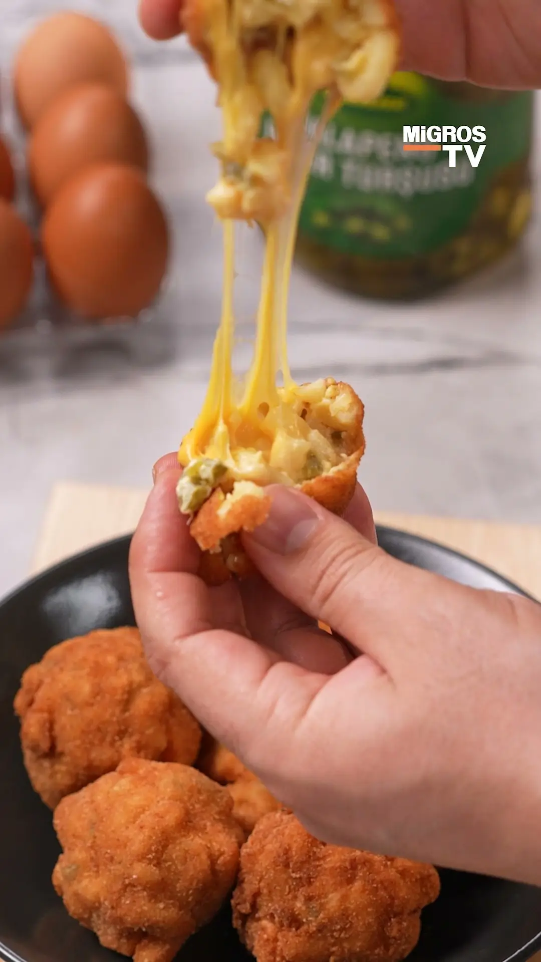 Dışı Çıtır, İçi Akışkan! Jalapeñolu Mac & Cheese Topları