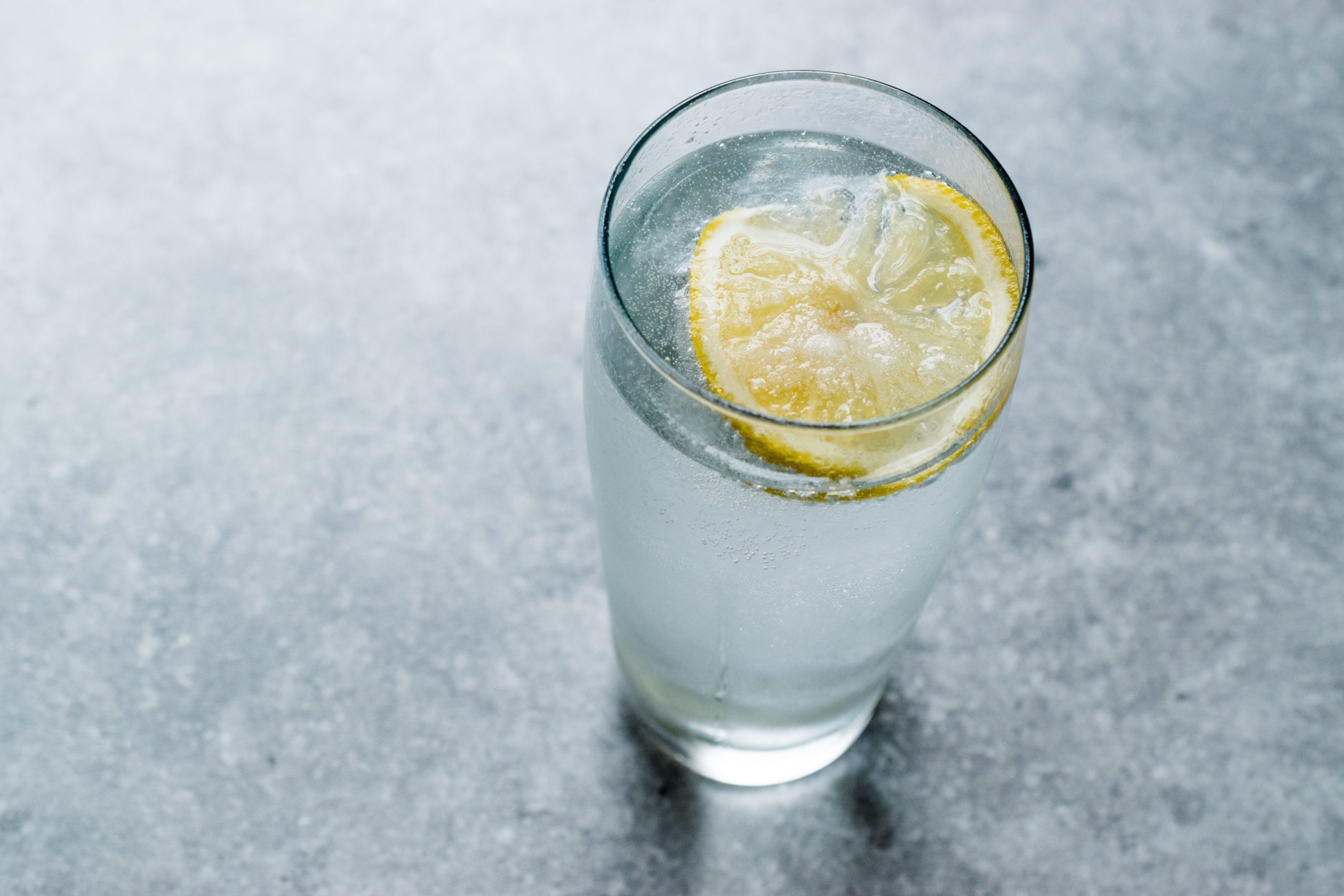 Вода с лимоном и солью. Стакан содовой. Содовая вода. Минералка соль лимон.